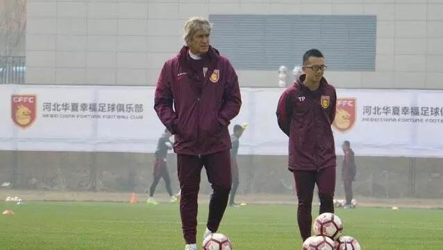 德川幕府统治下的江户时期，位于丰后的羽根藩内，青年军人檀野庄三郎（冈田准一 饰）和友人由于小事起了争执，继而拔刀伤及对方。家老中根兵右卫门（串田和美 饰）赦宥他的极刑，转而命其监督住在城外小山村的军人户田秋谷（役所广司 饰）的动向。户田曾担负郡奉行，与家总是儿时老友。七年前他涉嫌和藩主的侧室（寺岛忍 饰）通奸而被问罪，因为秋谷一向负责撰写羽根藩家谱，是以藩主命其在十年内完成家谱的编写，并于落成之日切腹自杀。抱着各种迷惑，庄三郎见到了淡定自如的秋谷及其老婆织江（原田美枝子 饰）、女儿薰（堀北真希 饰）和少年军人郁太郎（吉田晴登 饰）。相处的进程中，庄三郎垂垂被秋谷的人格所传染，他在查询拜访七年前的事务时，则发现了一些被人决心隐瞒的本相……本片按照作家叶室麟的作品《秋蜩》改编。